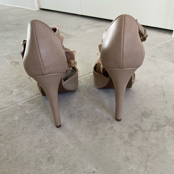 Beige leather Aldo heel. Size 7. - Picture 4 of 6